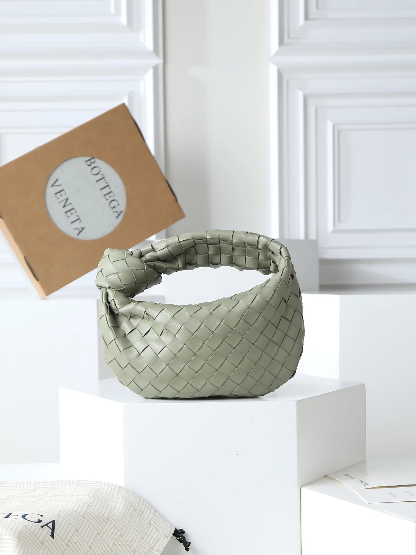800. Bottega veneta͙.——-The latest braided and knotted hobo🔥 The top-grade lambskin leather is very soft, the bag shape is unique, practical and durable. It retains the traditional weaving elements while being a bit more flamboyant ~ Made of hand-woven sheepskin, zipper opening and closing, curved seamless structure, effortless to match. Highly recommended⚠️⚠️⚠️ The most high-end in the market🌈Welcome to compare [Factory complete package] size: 23x15x5cm.   Model: 651876